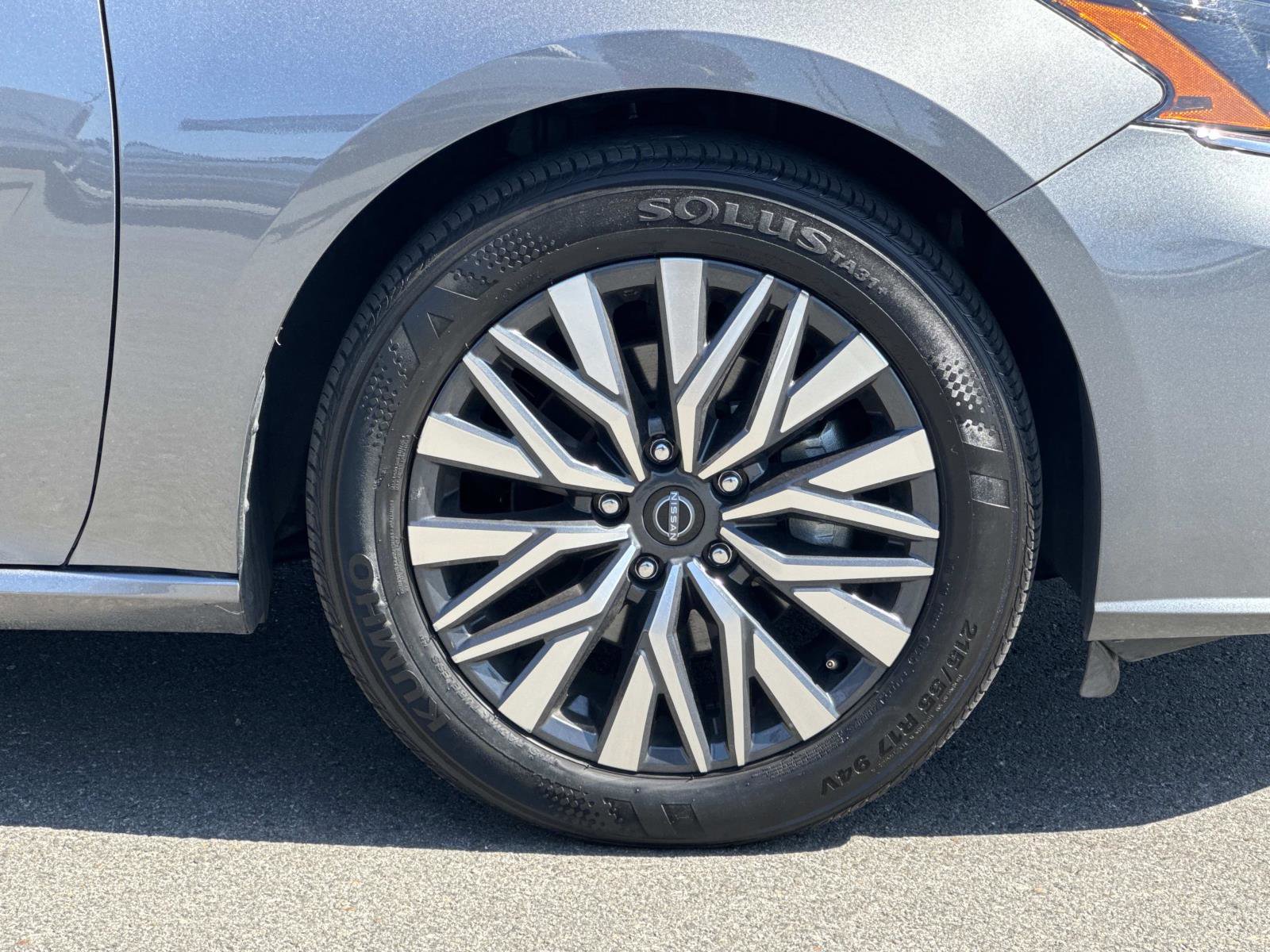 Used 2024 Nissan Altima 2.5 SV FWD image 24