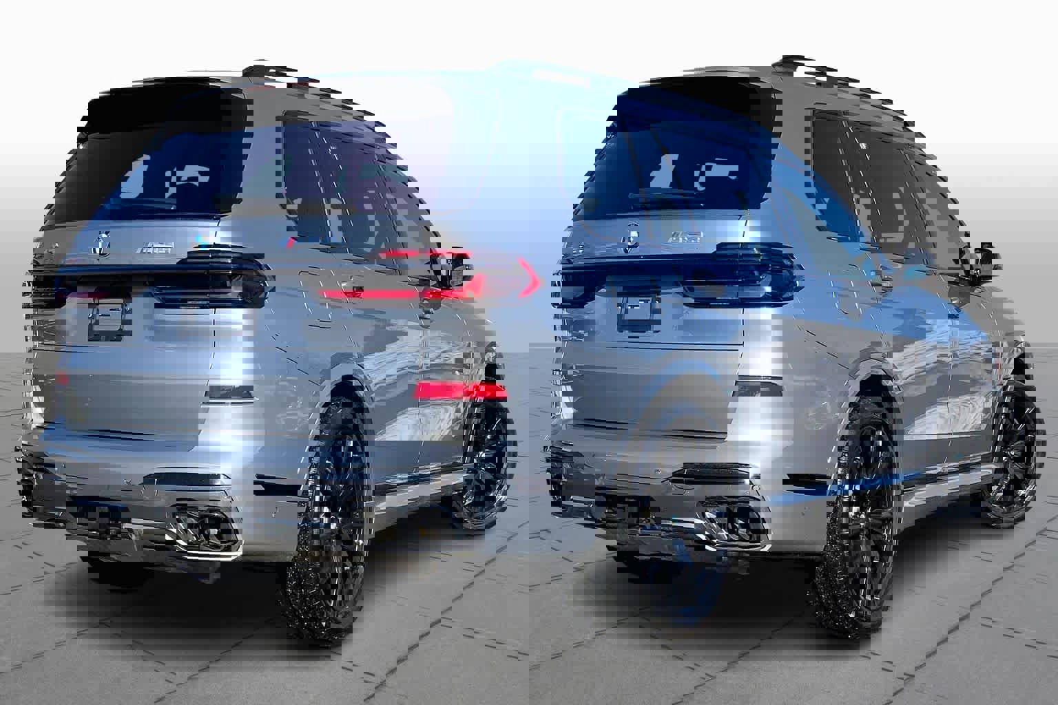 Used 2025 BMW X7 M60i w/ Climate Comfort Package image 13