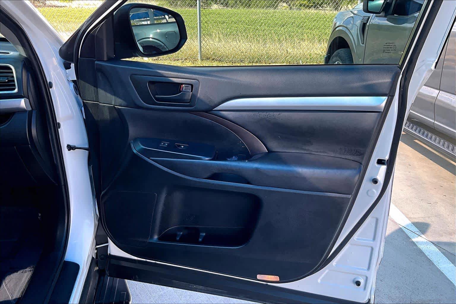 Used 2019 Toyota Highlander Plus FWD image 23
