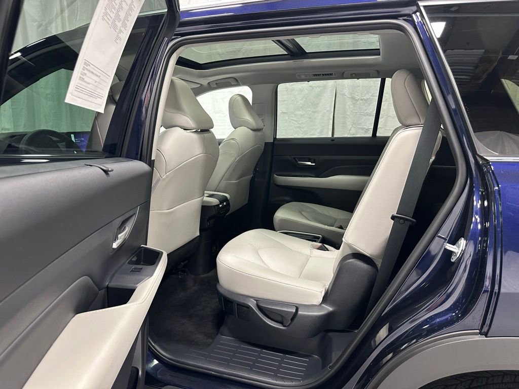 Used 2025 Toyota Grand Highlander AWD image 44