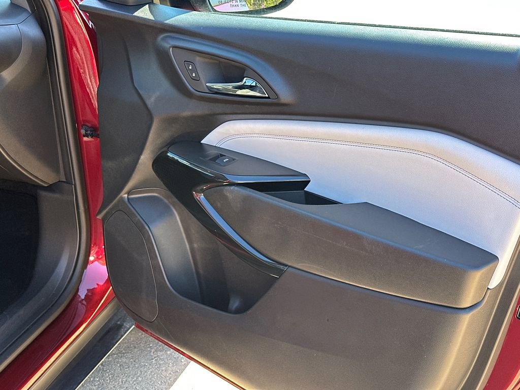 Used 2025 Chevrolet Trax LT w/ LT Convenience Package image 14