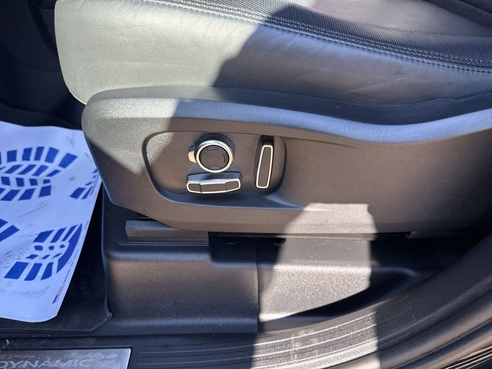 Used 2024 Land Rover Defender 130 X-Dynamic SE image 13