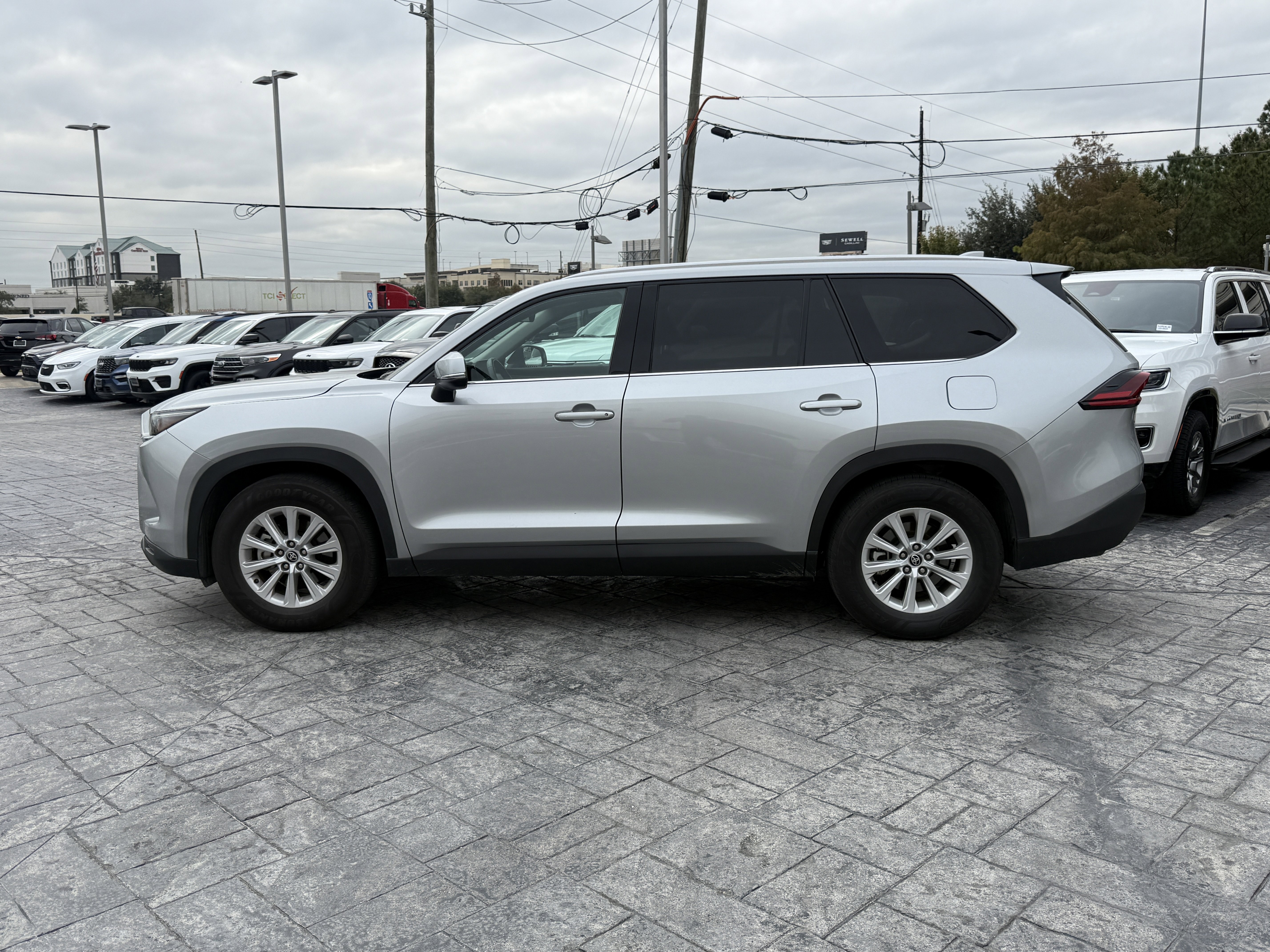 Used 2025 Toyota Grand Highlander FWD image 4