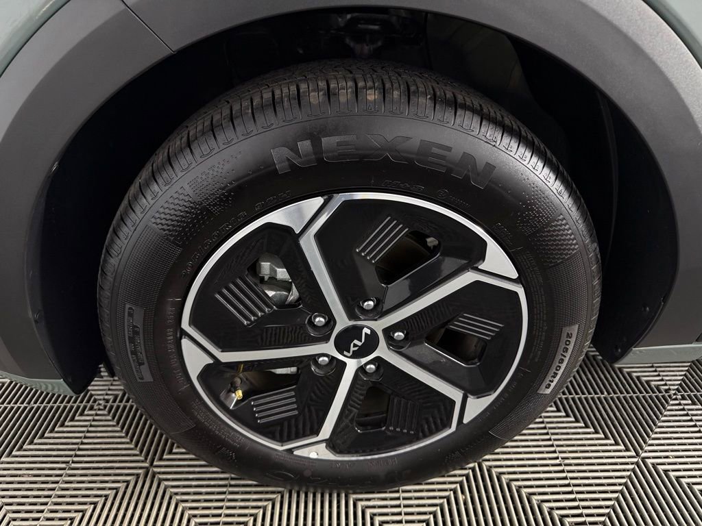 Used 2023 Kia Niro EX image 12