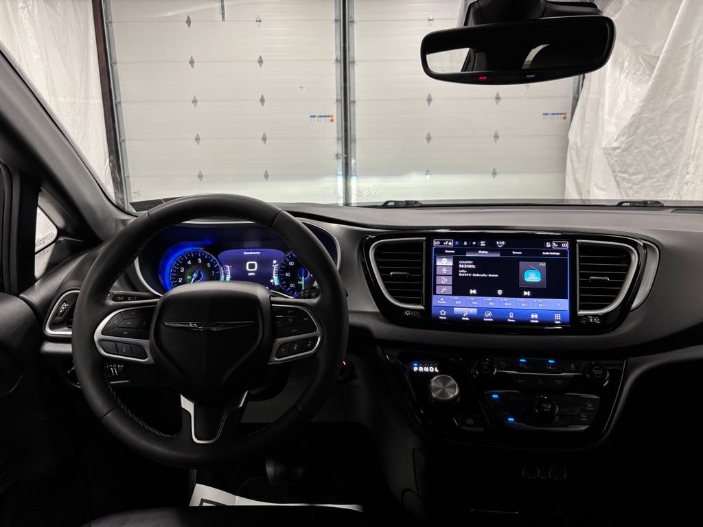 Used 2025 Chrysler Pacifica Select FWD image 15