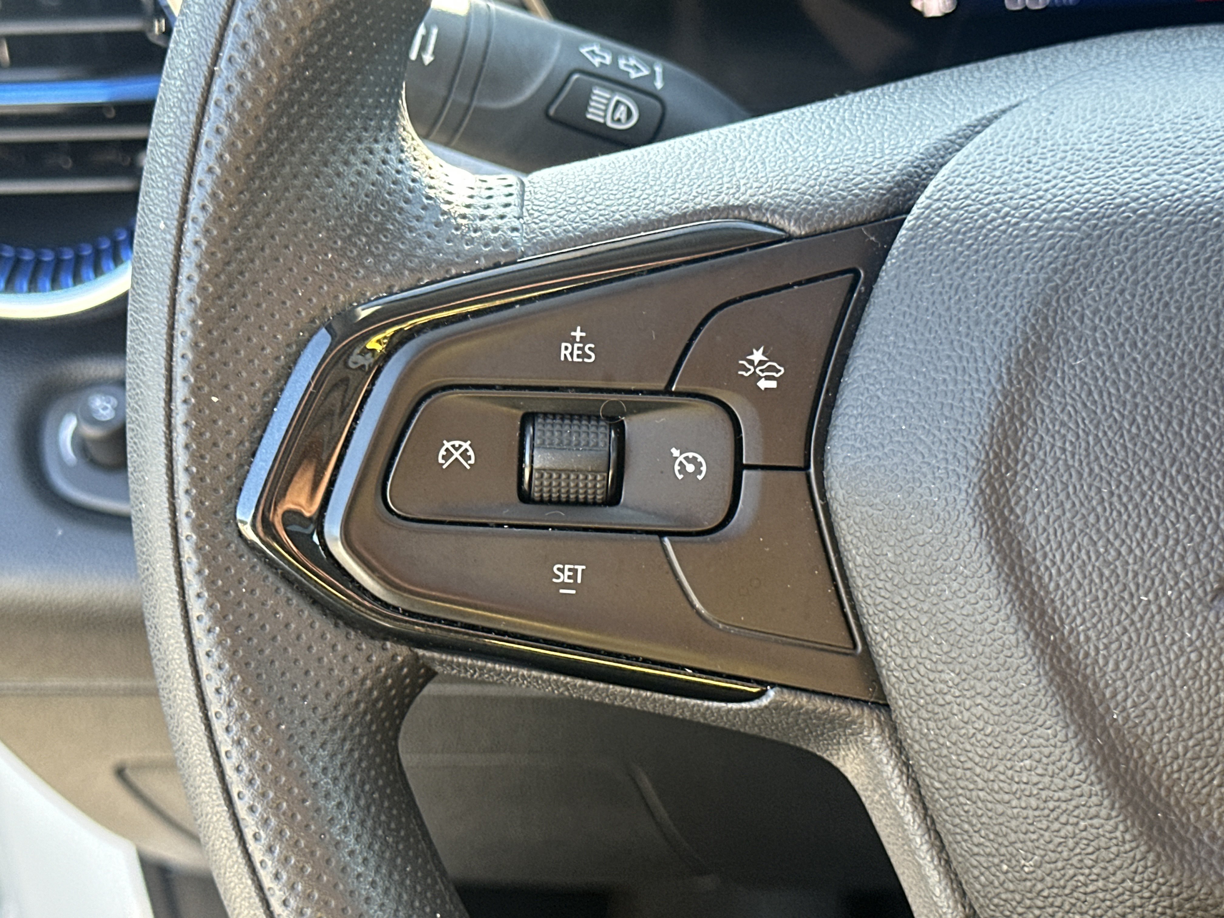 Used 2025 Chevrolet Trax LT FWD image 24