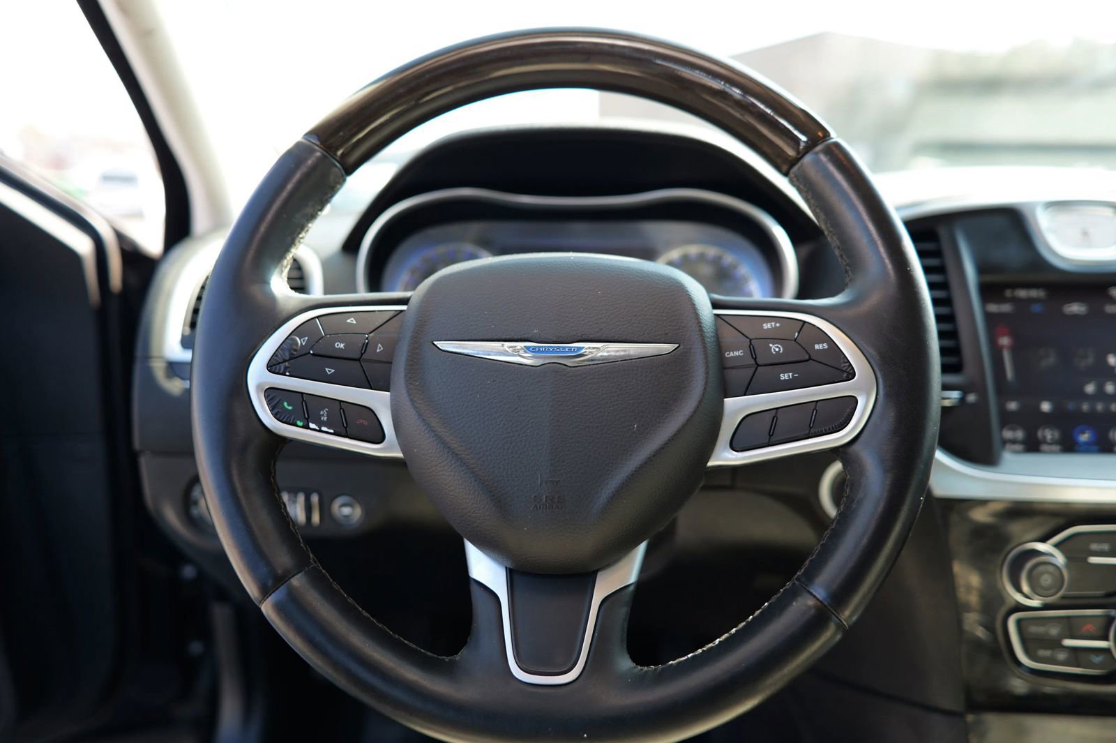 Used 2018 Chrysler 300 Limited image 21