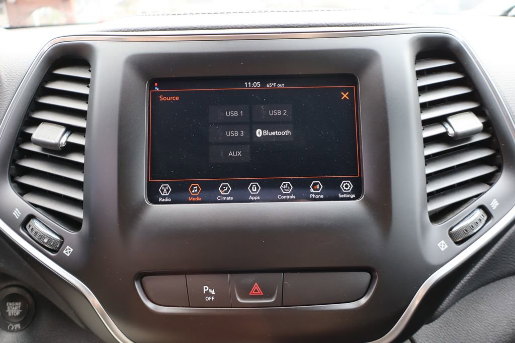 Used 2020 Jeep Cherokee Latitude Plus w/ Cold Weather Group AWD/4WD image 21