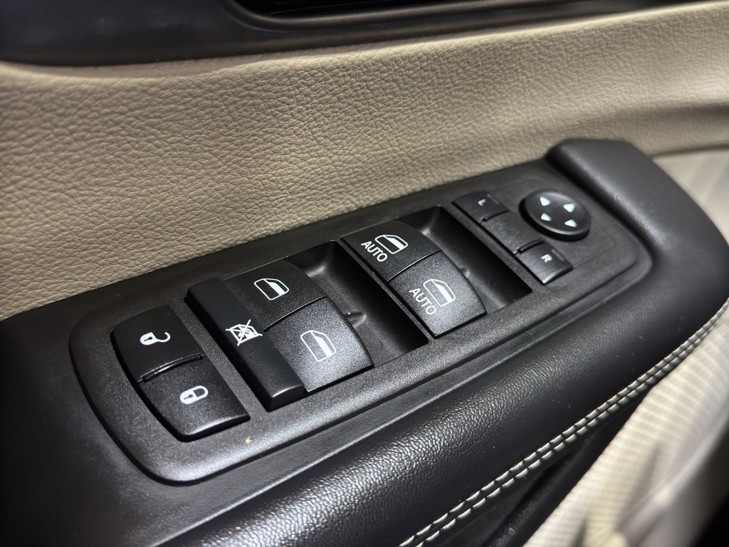 Used 2024 Chrysler Pacifica Touring-L image 34