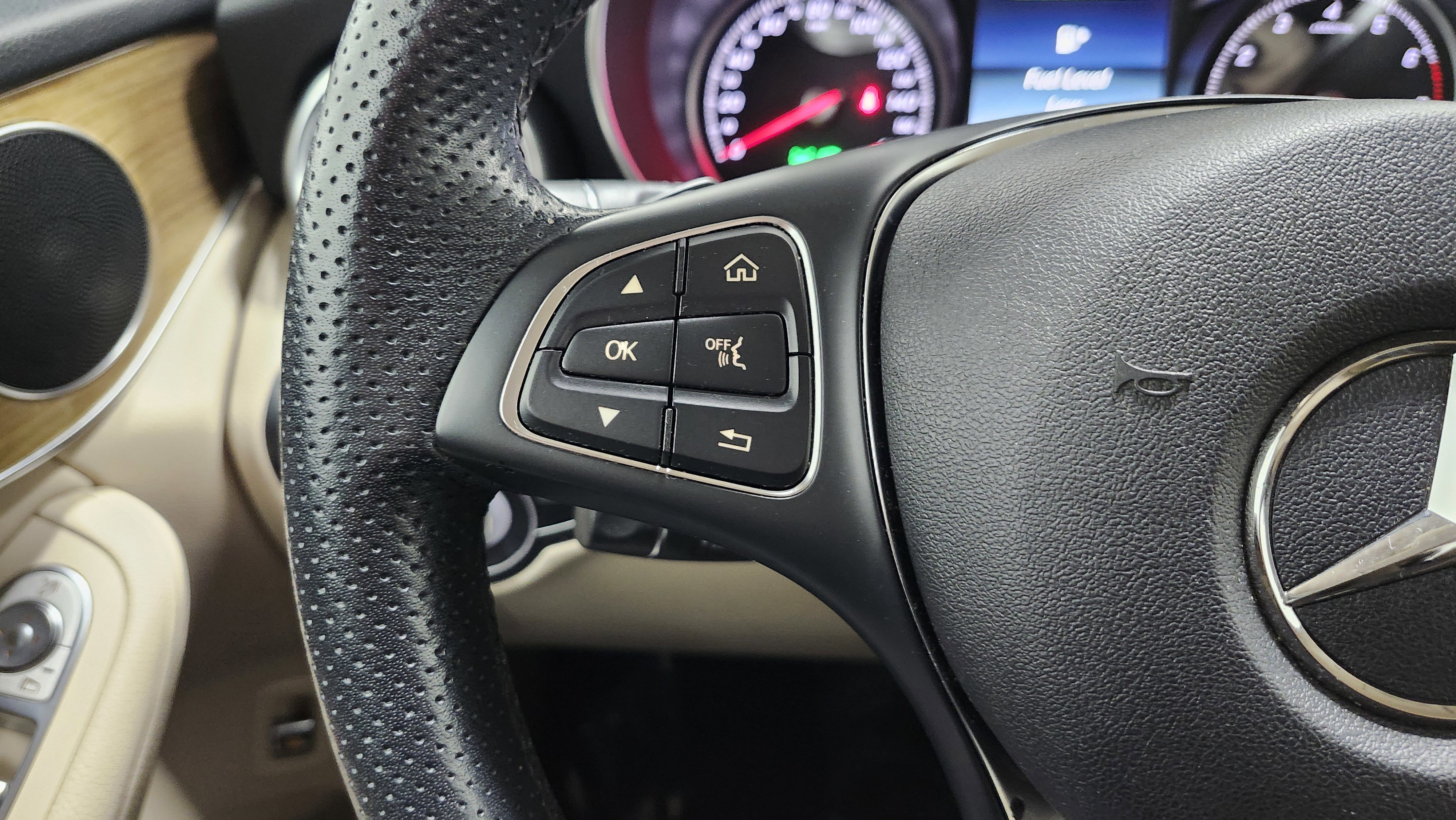 Used 2019 Mercedes-Benz GLC 300 w/ Premium Package image 32