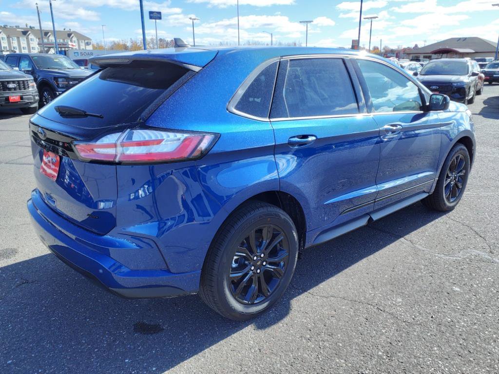 Certified 2024 Ford Edge SE w/ Black Appearance Package image 3