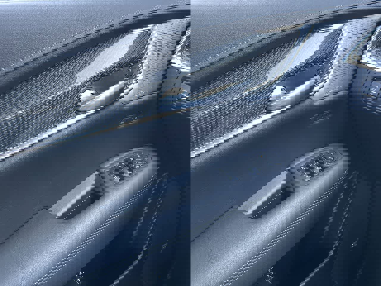 Used 2024 Cadillac XT5 Sportv w/ Technology Package AWD/4WD image 36