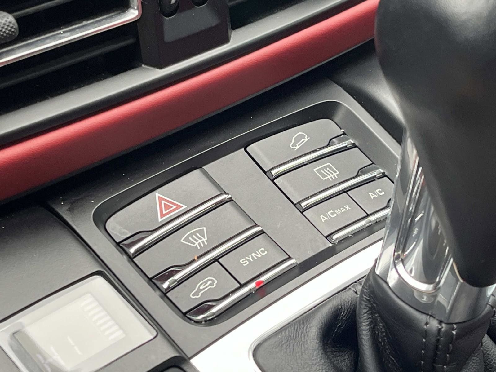 Used 2020 Porsche Macan Turbo image 28