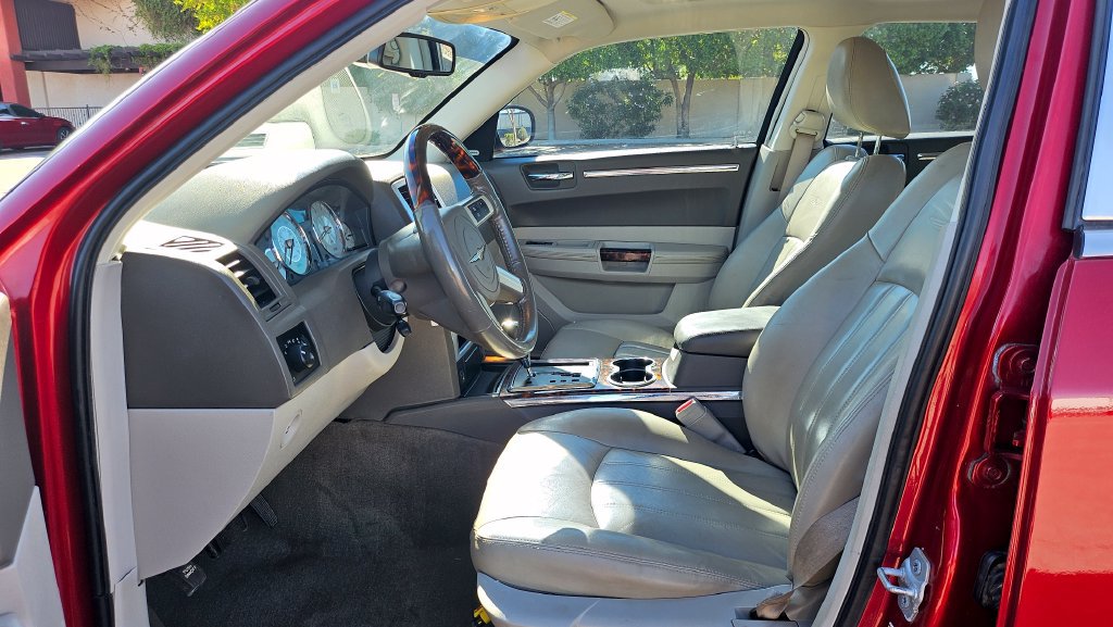 Used 2009 Chrysler 300 C RWD image 26