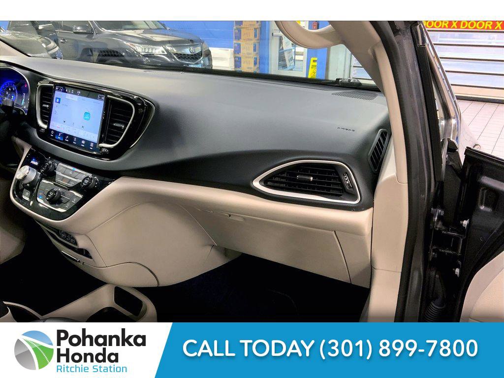 Used 2022 Chrysler Pacifica Touring-L image 17