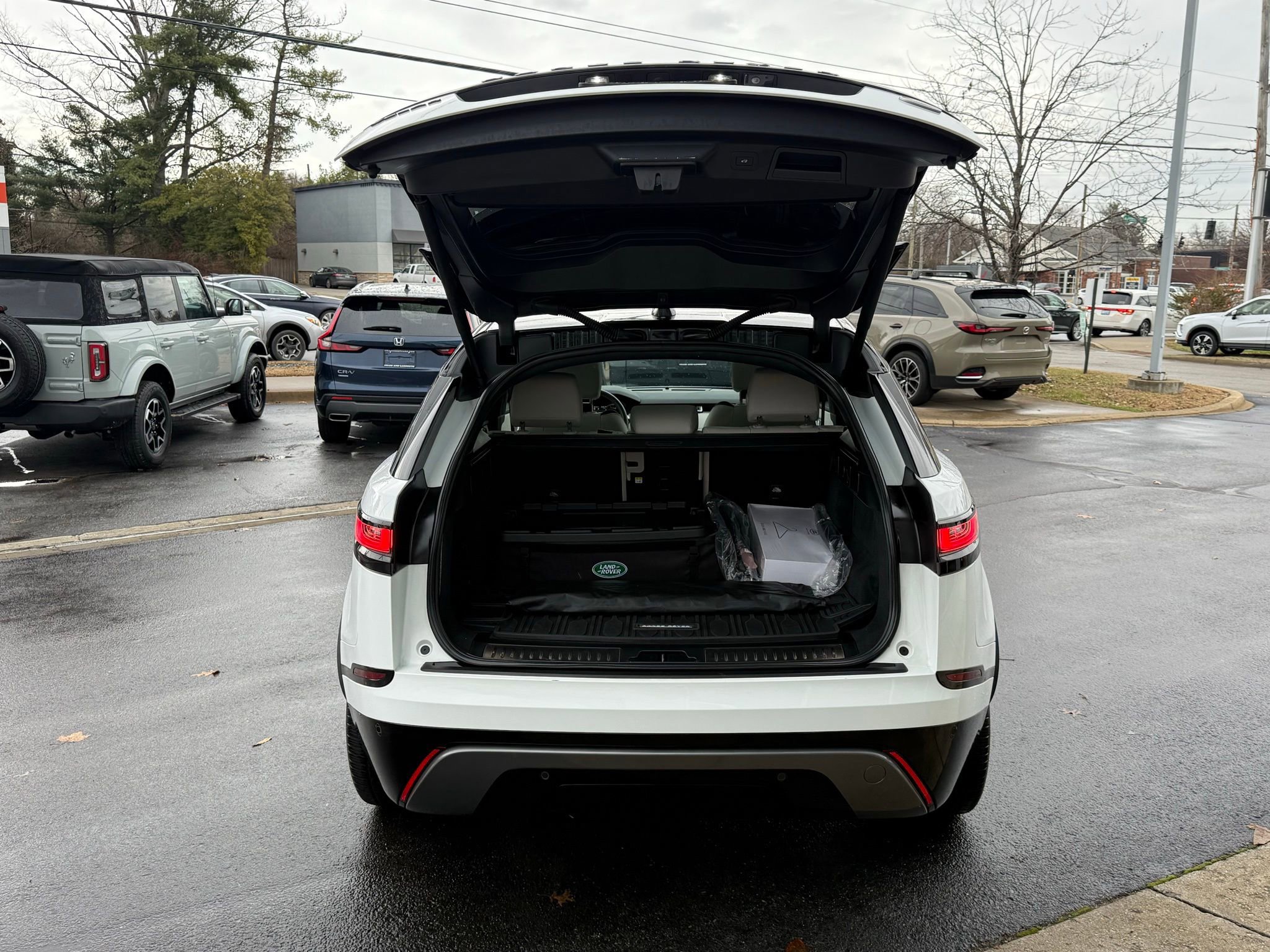 Used 2023 Land Rover Range Rover Velar R-Dynamic S image 37