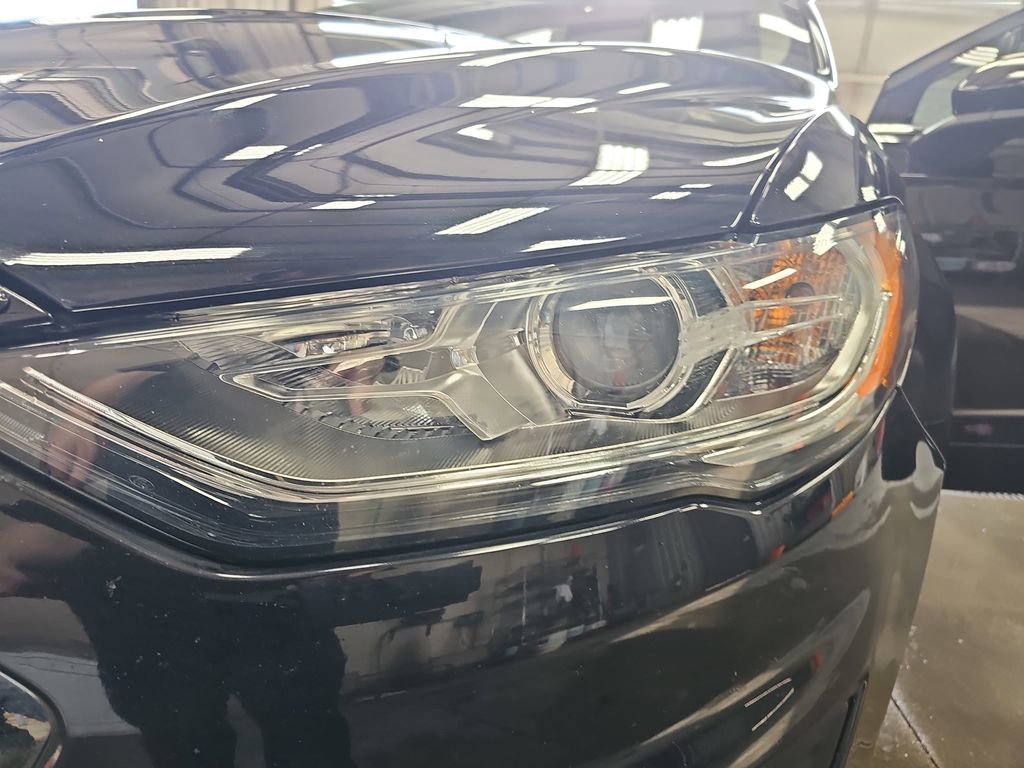 Used 2020 Ford Fusion SE FWD image 28