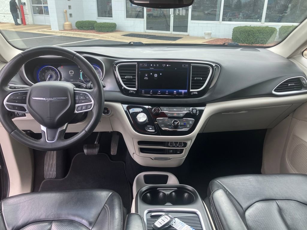 Used 2022 Chrysler Pacifica Touring-L FWD image 13
