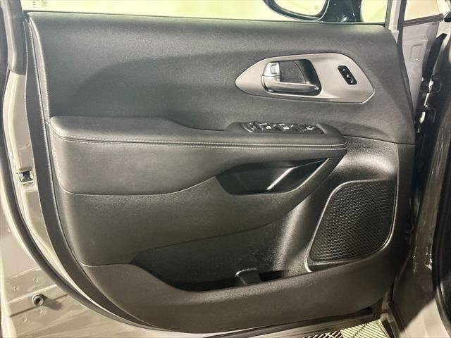 Certified 2025 Chrysler Pacifica Select AWD/4WD image 11
