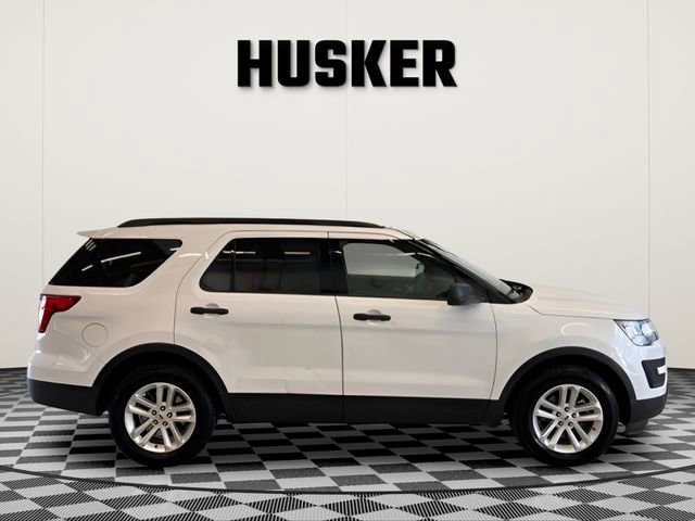 Used 2017 Ford Explorer FWD image 2