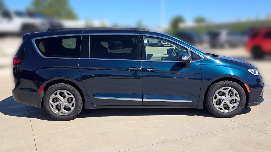 Used 2023 Chrysler Pacifica Limited FWD image 6