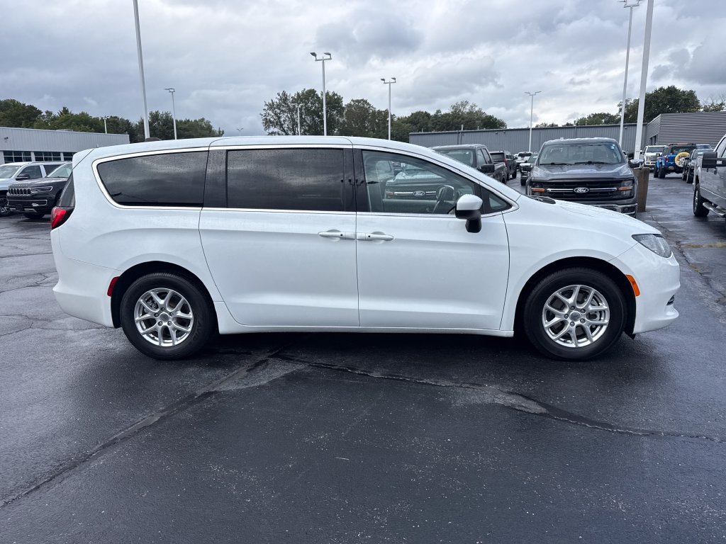 Used 2023 Chrysler Voyager LX FWD image 6