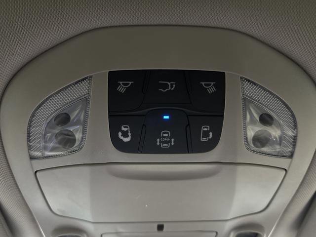 Used 2023 Chrysler Pacifica Limited w/ Uconnect Theater Family Group image 28