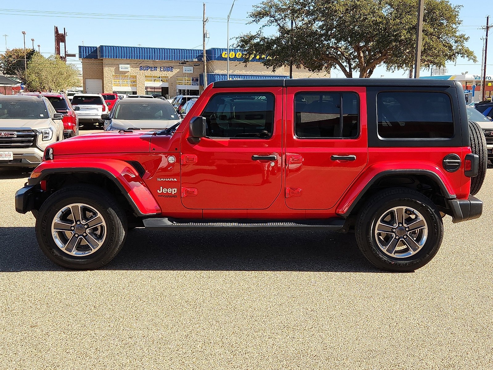 Used 2020 Jeep Wrangler Unlimited Sahara image 2