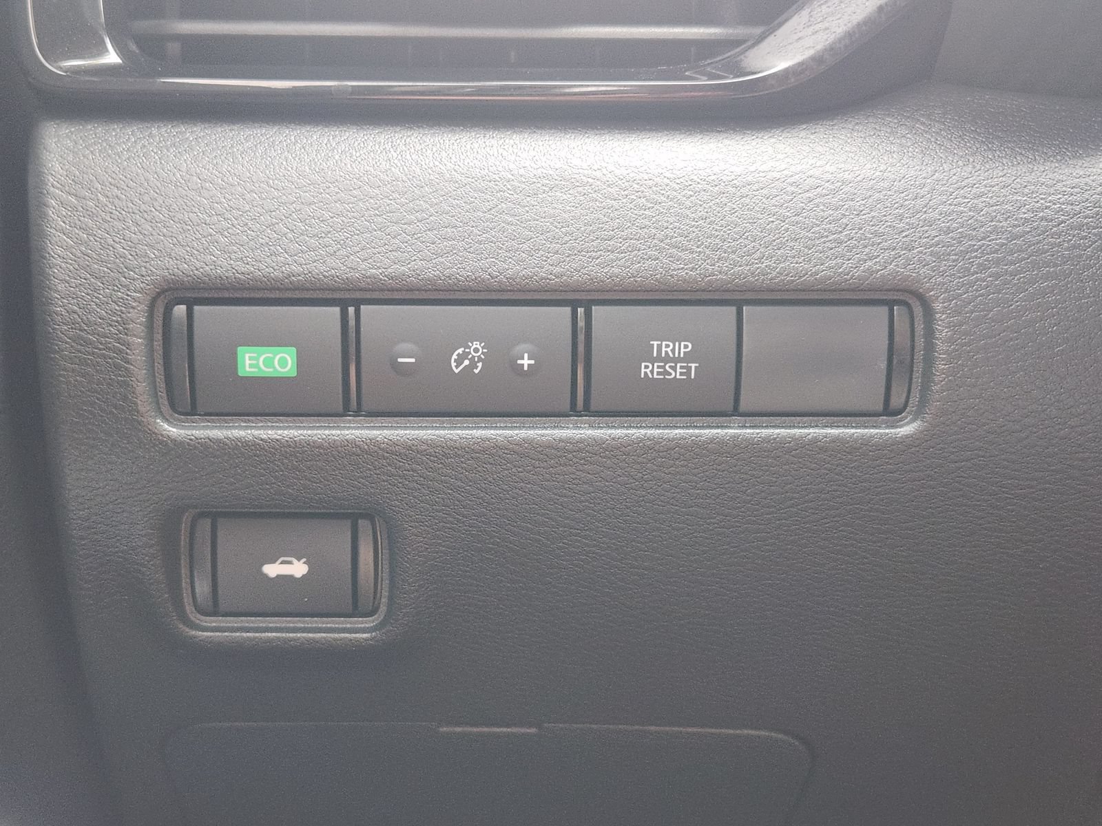 Certified 2025 Nissan Sentra SR FWD image 25