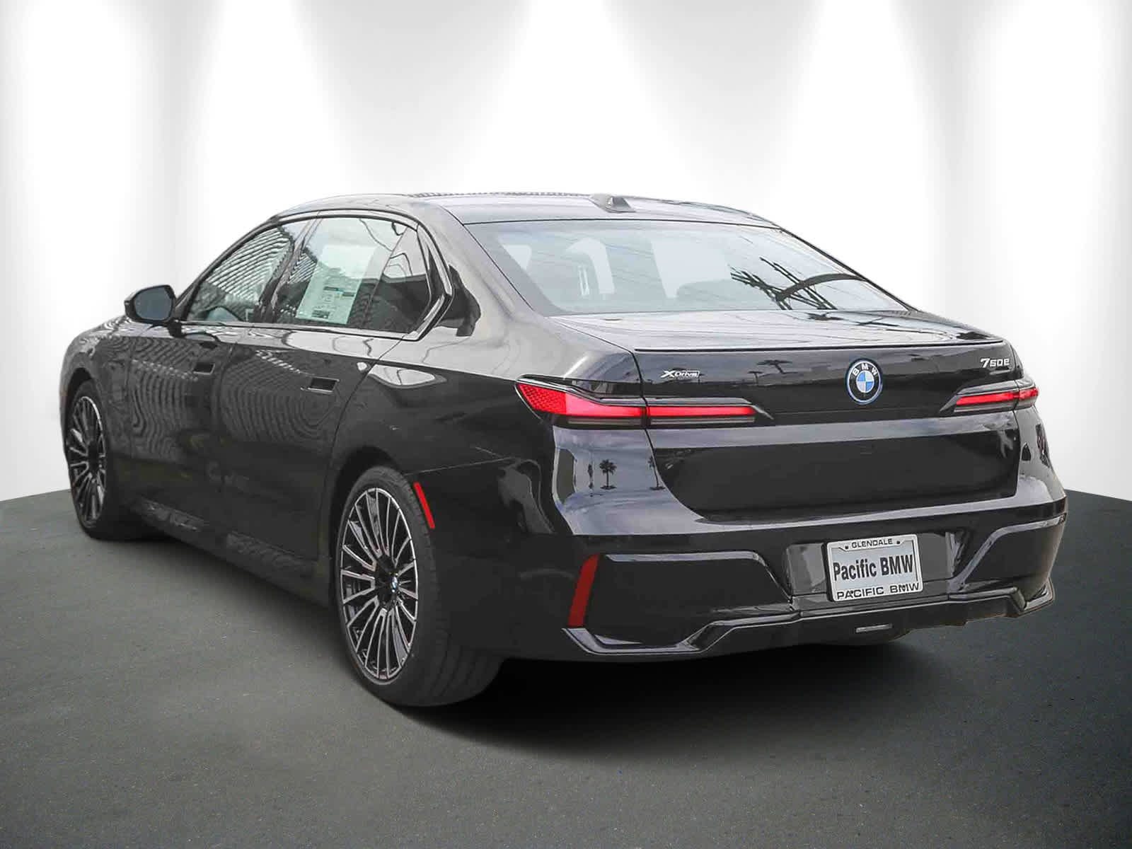 Used 2025 BMW 750e xDrive image 4