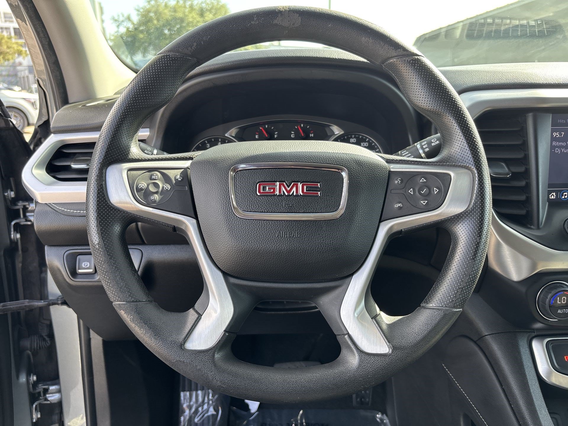 Used 2023 GMC Acadia SLE FWD image 11