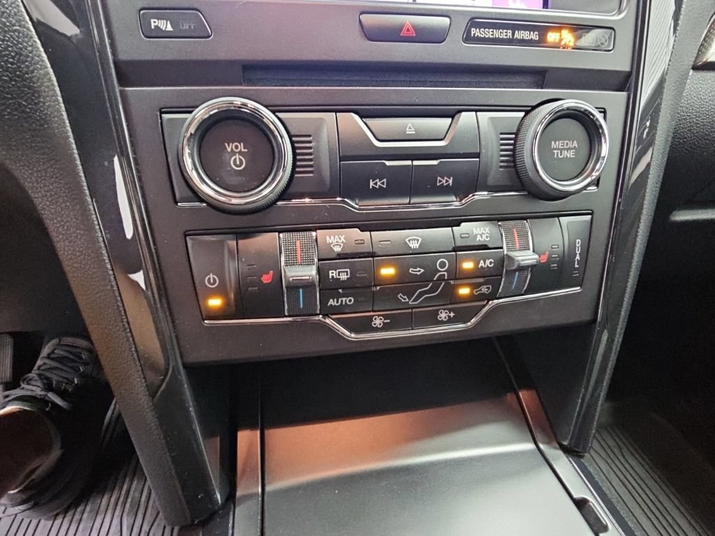 Used 2018 Ford Explorer XLT w/ Equipment Group 202A FWD image 23