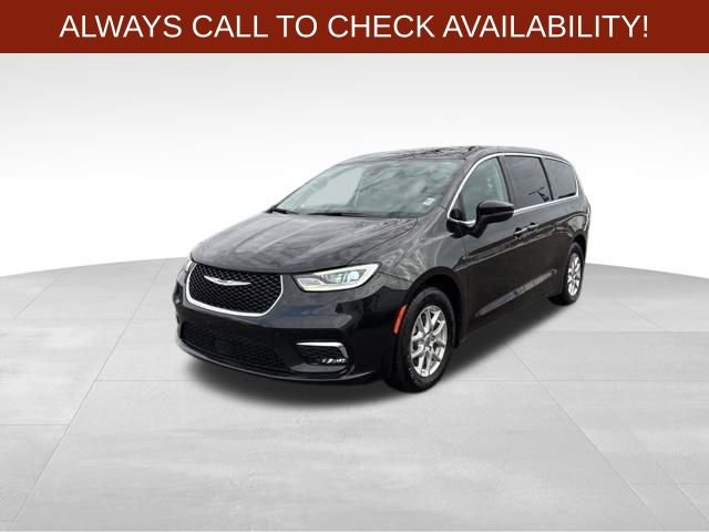 Used 2023 Chrysler Pacifica Touring-L image 3