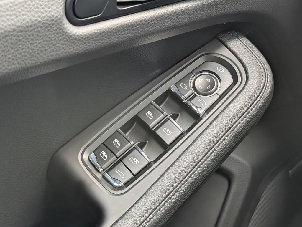 Certified 2025 Porsche Macan AWD/4WD image 25