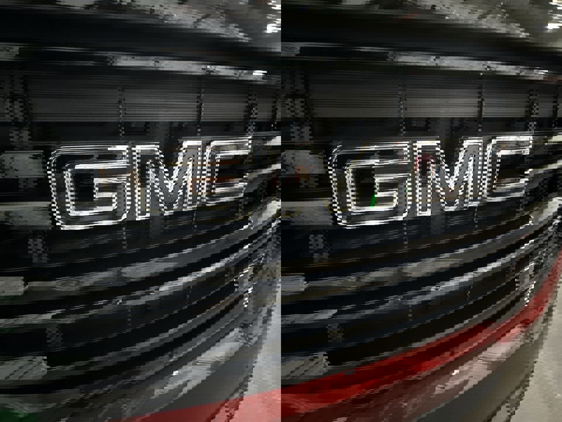 Used 2023 GMC Acadia SLE w/ Driver Convenience Package image 28