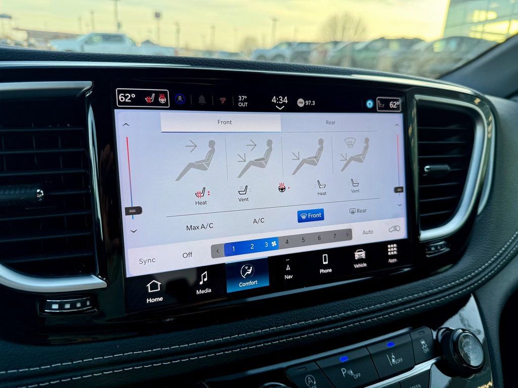 Used 2025 Chrysler Pacifica Limited image 25