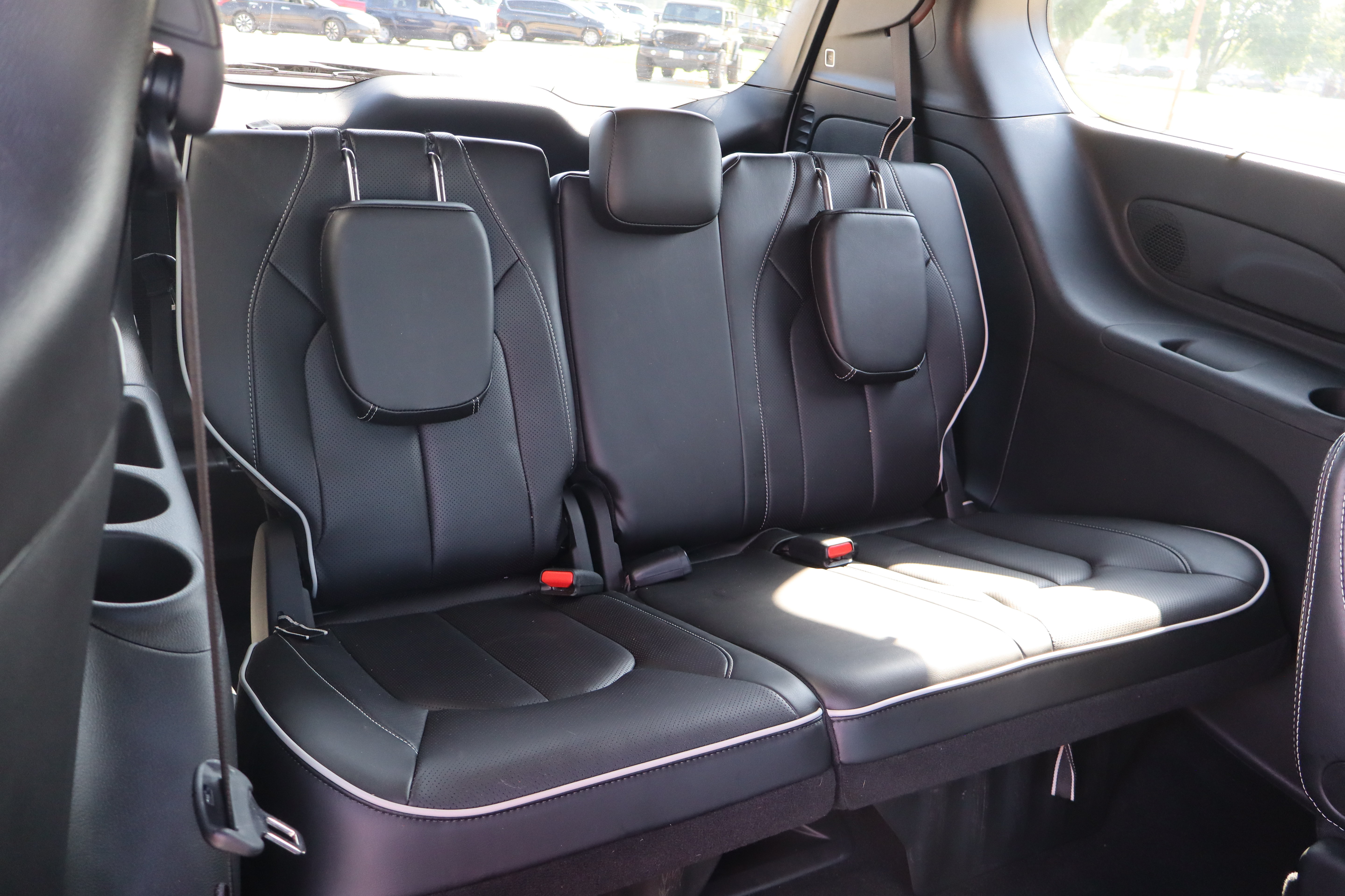 Used 2025 Chrysler Pacifica Limited FWD image 12