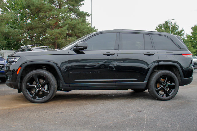Used 2024 Jeep Grand Cherokee Altitude AWD/4WD image 29