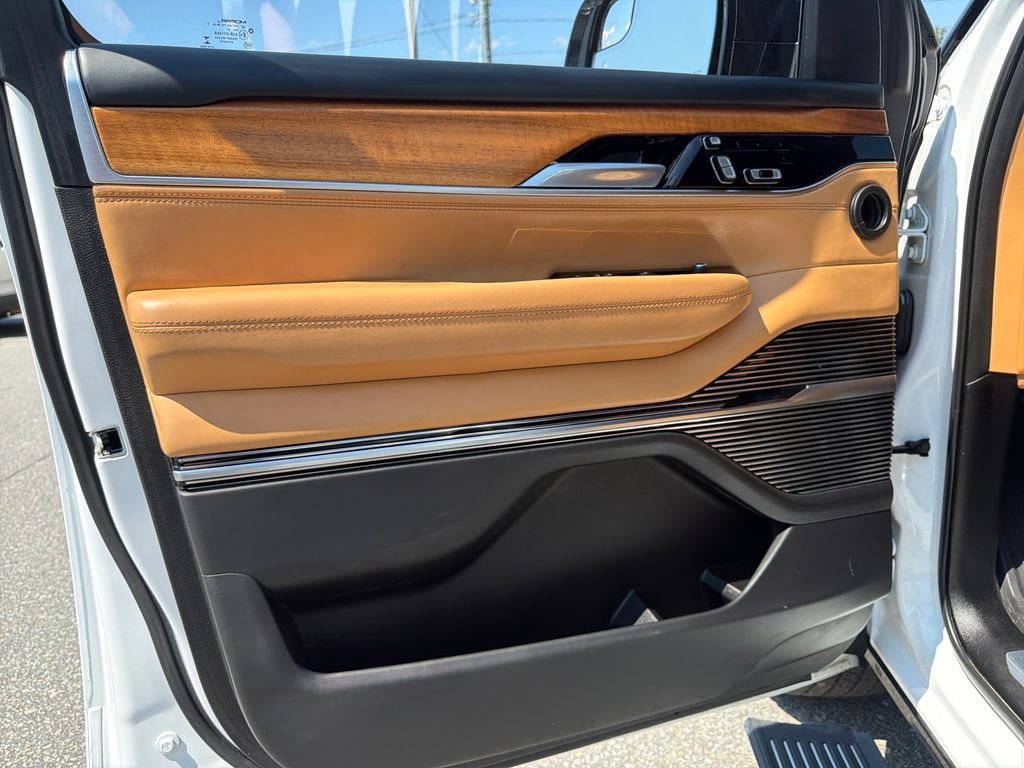 Used 2023 Jeep Grand Wagoneer L Series III AWD/4WD image 10