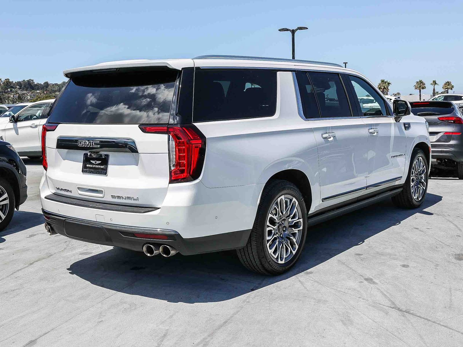 Used 2023 GMC Yukon XL Denali Ultimate AWD/4WD image 4
