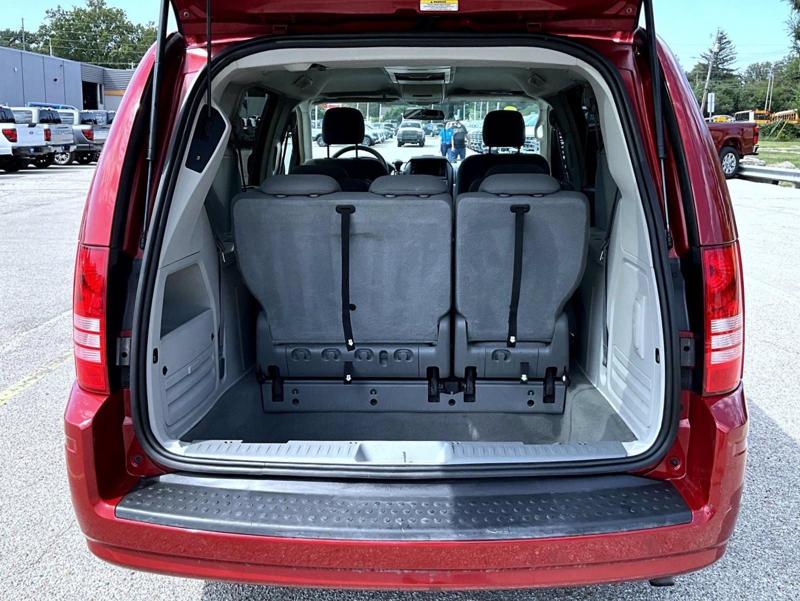 Used 2010 Chrysler Town & Country Touring w/ Entertainment Group #2 FWD image 9