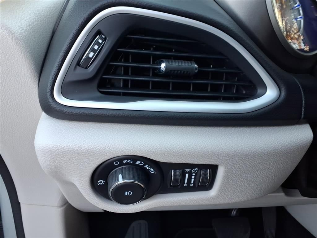 Certified 2024 Chrysler Pacifica Touring-L image 29