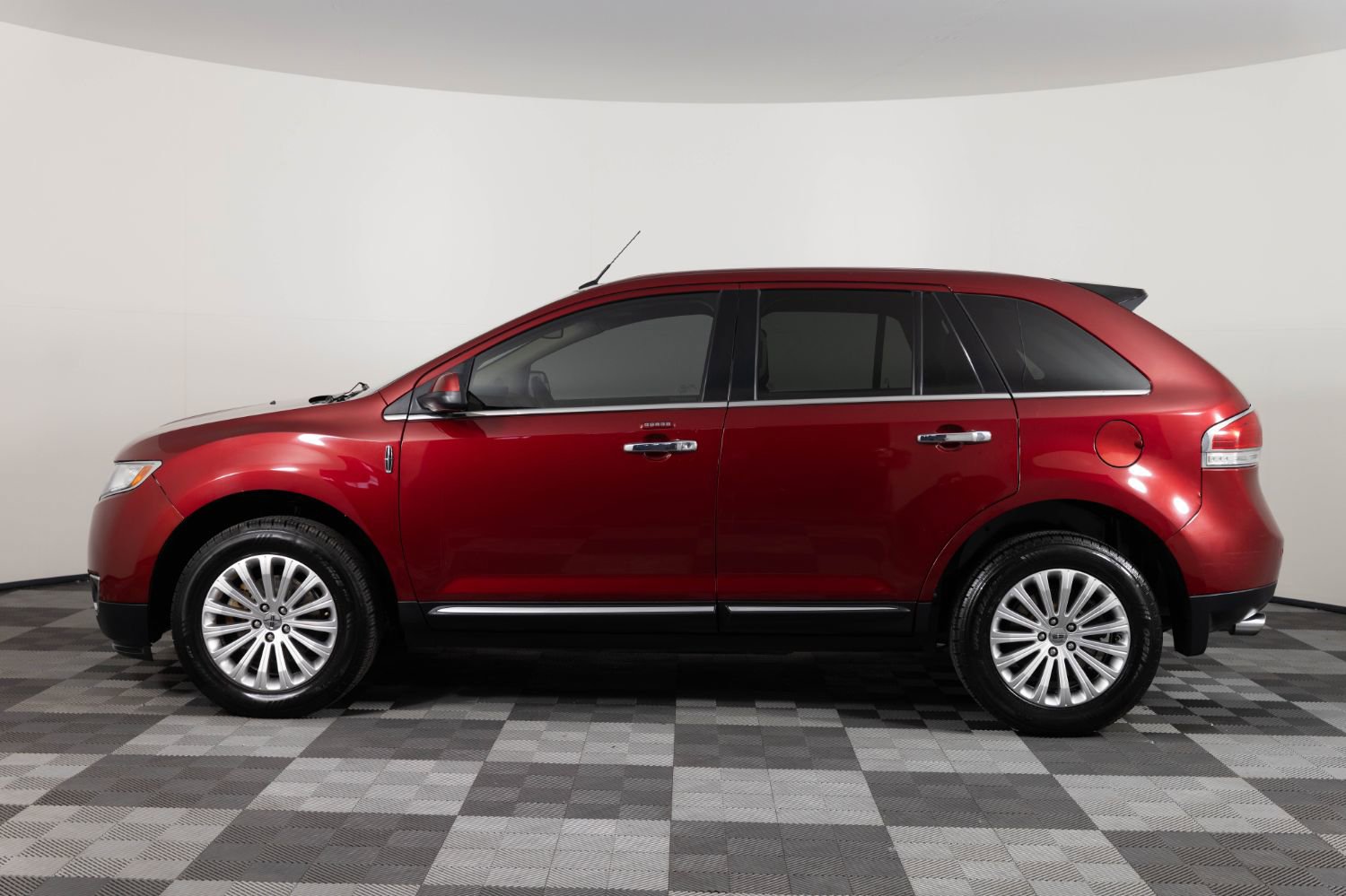 Used 2013 Lincoln MKX AWD image 3