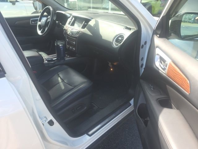 Used 2017 Nissan Pathfinder Platinum w/ Family Entertainment Package FWD image 11