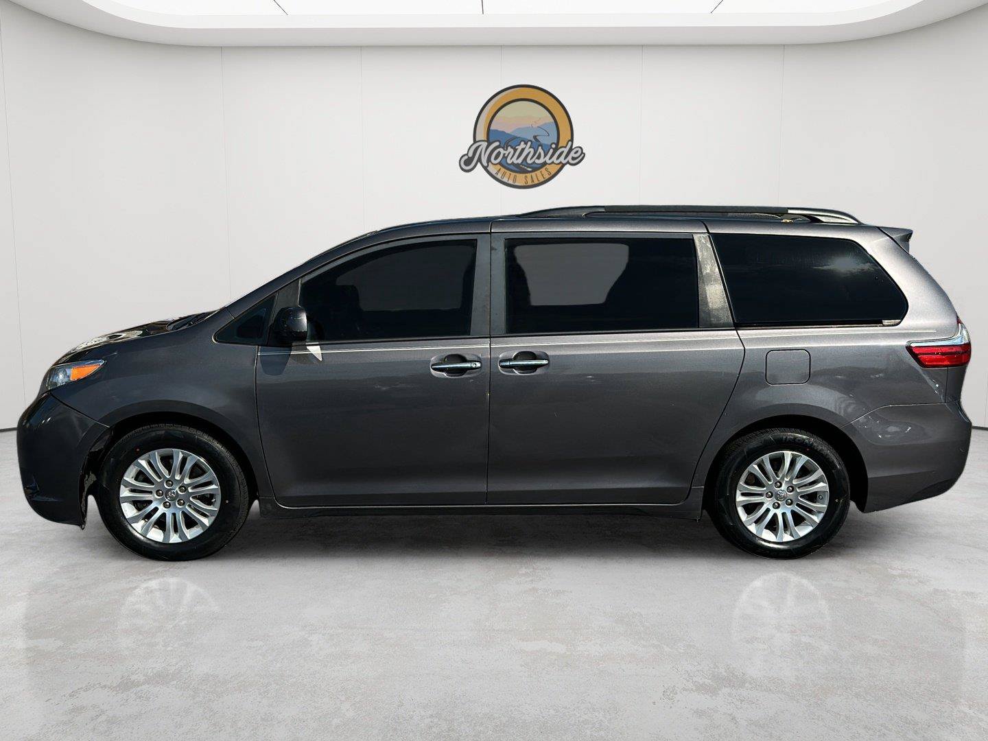 Used 2017 Toyota Sienna XLE w/ XLE Navigation Package FWD image 24