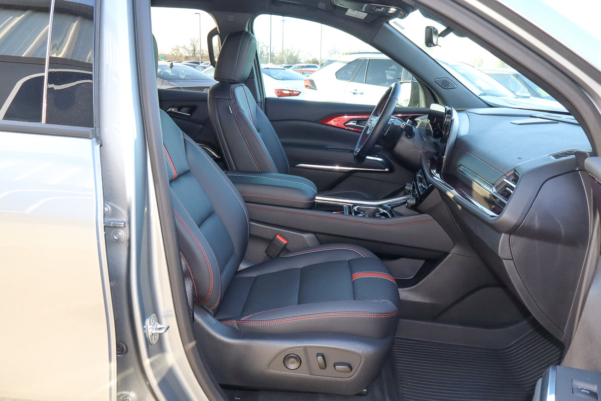 Used 2025 Chevrolet Traverse RS w/ LPO, Floor Liner Package image 30