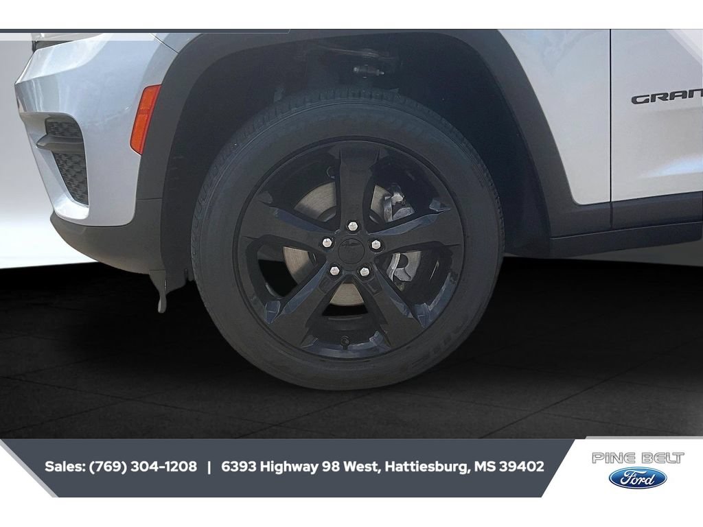 Used 2023 Jeep Grand Cherokee Altitude AWD/4WD image 7