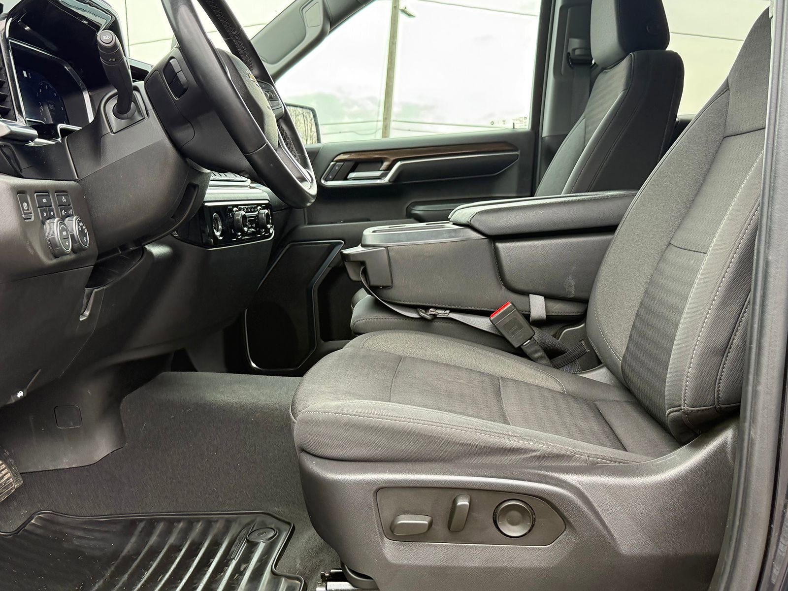 Used 2023 Chevrolet Silverado 1500 LT AWD/4WD image 17