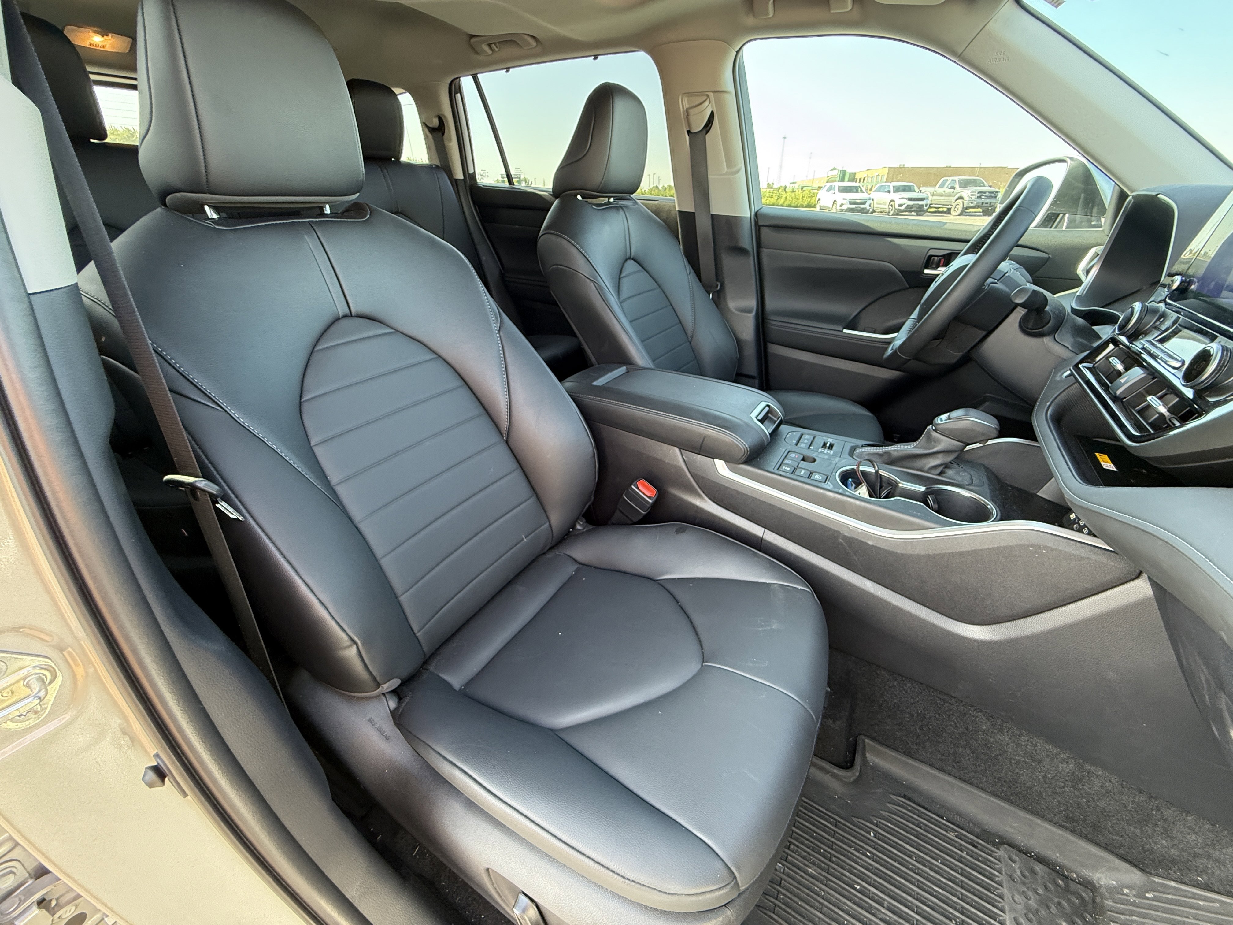 Used 2024 Toyota Highlander XLE image 11