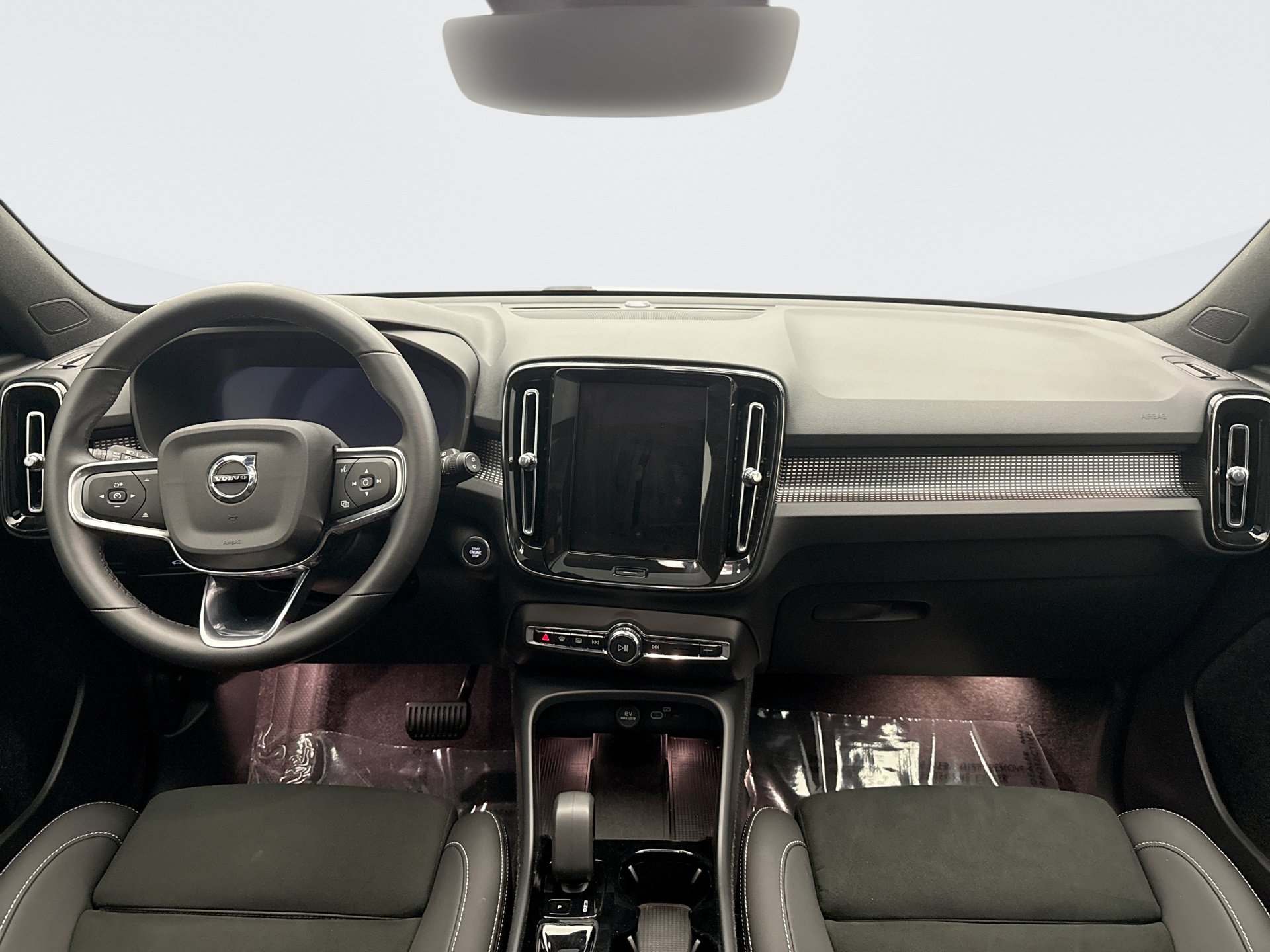 Used 2025 Volvo XC40 B5 Plus AWD/4WD image 14